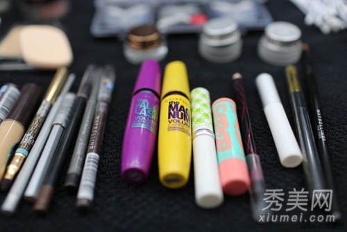 彩妆师后台揭秘 超模秀场流行彩妆