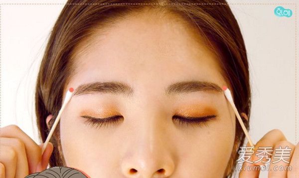 用棉花棒五分钟按摩脸蛋 轻松消除皱纹和黑眼圈 问题肌肤保养方法