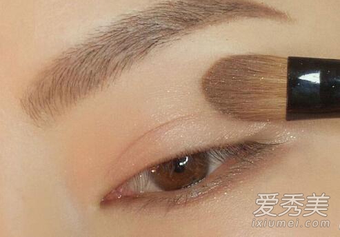 上班族“伪素颜”通勤妆怎么画？