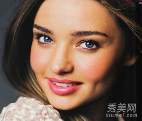 圣诞节亮眼彩妆 超模示范霸气“红妆”