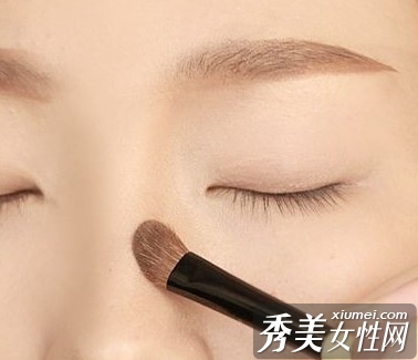 魅惑猫眼妆拥有更立体轮廓