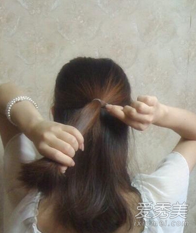 淑女必学中长发扎法 花朵发饰点亮春季