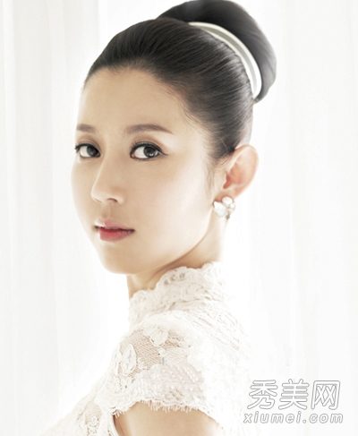 丸子头盘发 最简洁漂亮的韩式新娘发型