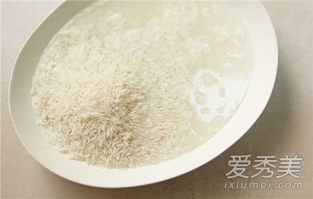 用淘米水洗臉還用洗麵奶嗎 用淘米水洗臉後還要用清水衝洗