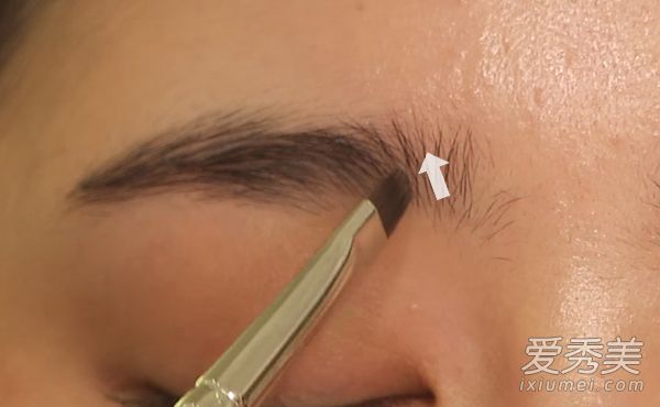 发际线后移眉毛稀疏也不是问题 用刷子就能打造自然毛发效果