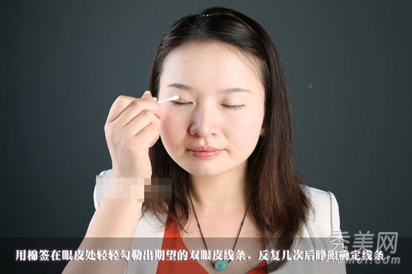 彩妆达人亲授 超自然双眼皮贴用法（图）