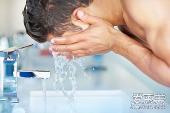 用什麼洗臉最好？洗臉祛痘抗皺小竅門 用什麼洗臉最好