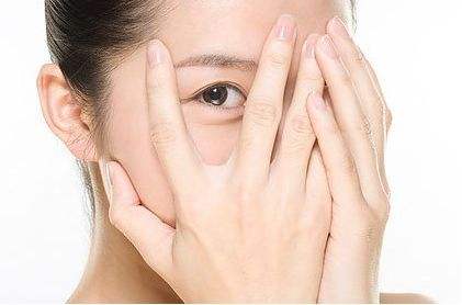 眼霜能去除眼袋嗎 使用眼霜淡化眼袋的正確按摩手法