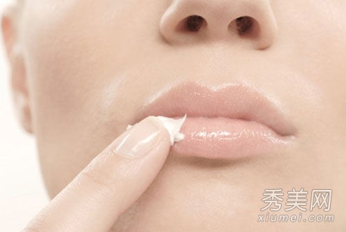 冬季護唇：嘴唇幹裂+脫皮+唇色深補救方法