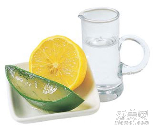 清晨空腹一杯柠檬水 排毒养颜又减肥