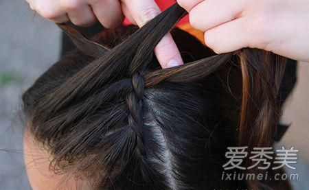 无刘海编发丸子头 9步轻松GET！ 编发丸子头的扎法