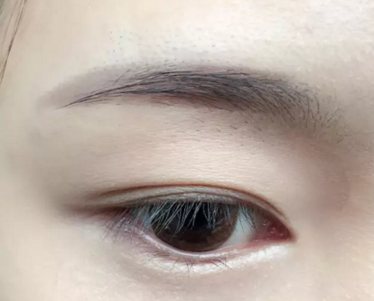 戴眼镜怎么化妆？再不学就残了 戴眼镜如何化妆