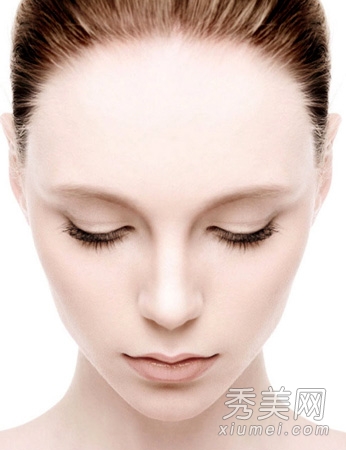 用手指按摩定妆 清透底妆让细纹消失