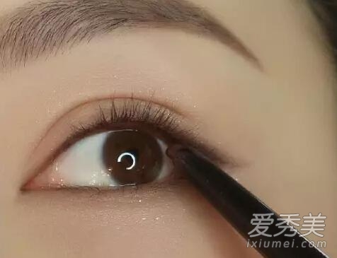 上班族“伪素颜”通勤妆怎么画？
