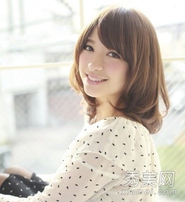 推薦圓臉女生的 8款披肩卷發發型