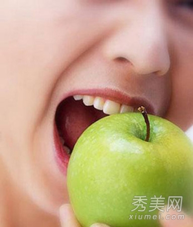 牙齒美白：食鹽刷牙+多吃綠色蔬菜