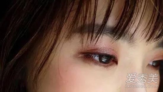 酒紅色眼影推薦：眼尾一抹酒紅男女通殺！ 酒紅色眼影