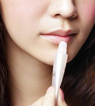 日剧中最火的“蜜桃唇妆”化妆步骤 蜜桃唇妆的画法