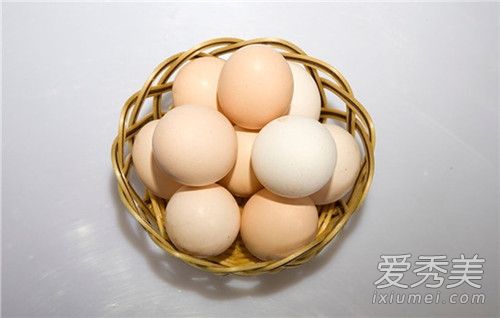 鸡蛋牛奶面膜敷多久 鸡蛋牛奶面膜怎么做  鸡蛋牛奶面膜的功效
