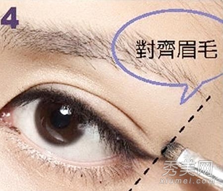 新手眼線化妝步驟 圖解上下眼線畫法