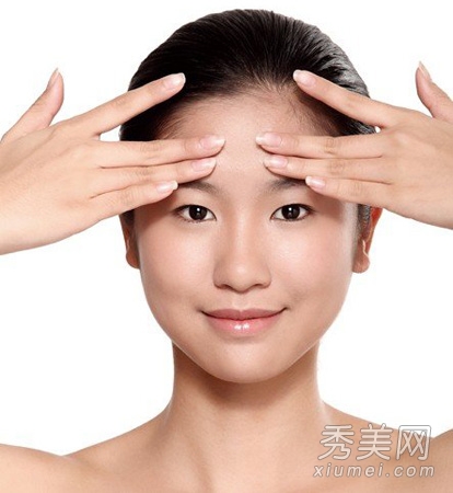 面部穴位按摩手法 减压改善皮肤问题