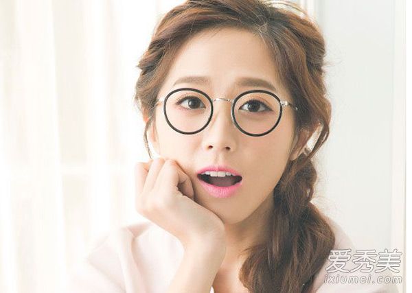 戴眼镜怎么化妆好看 美妆达人示范给你看 戴眼镜适合什么妆容