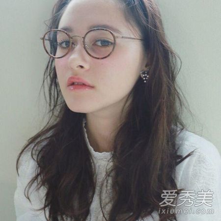 方脸戴眼镜适合什么发型 女生戴眼镜最适合的发型图片