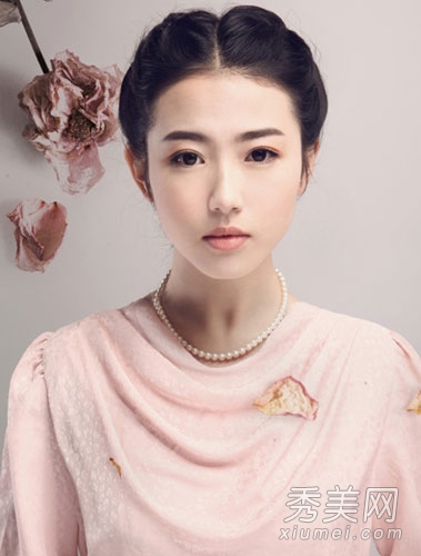 张辛苑示范 2012最流行的复古发型
