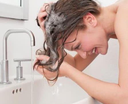 理发师戴手套洗头内幕是什么 洗发水伤手是什么原因怎么办