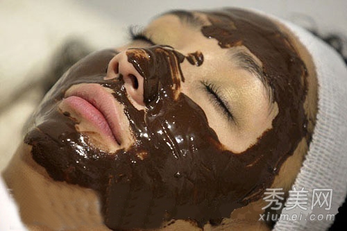 巧克力抹在脸上当面膜 嫩肤效果好