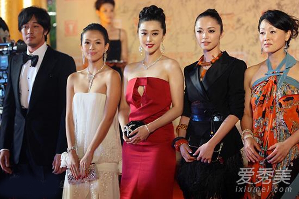 肤白+脸小+个高 女星与范冰冰合影太惨