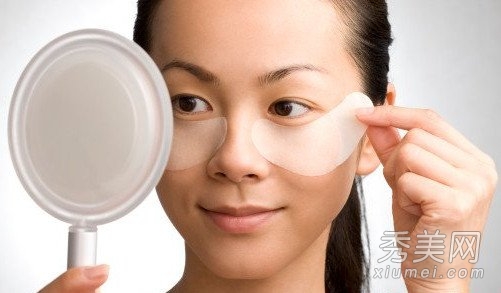 用茶水牛奶DIY眼膜 治愈黑眼圈&眼袋