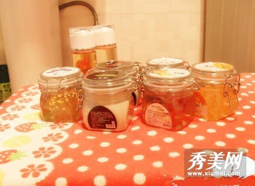 水嫩小萌女亲身示范面膜葵花宝典