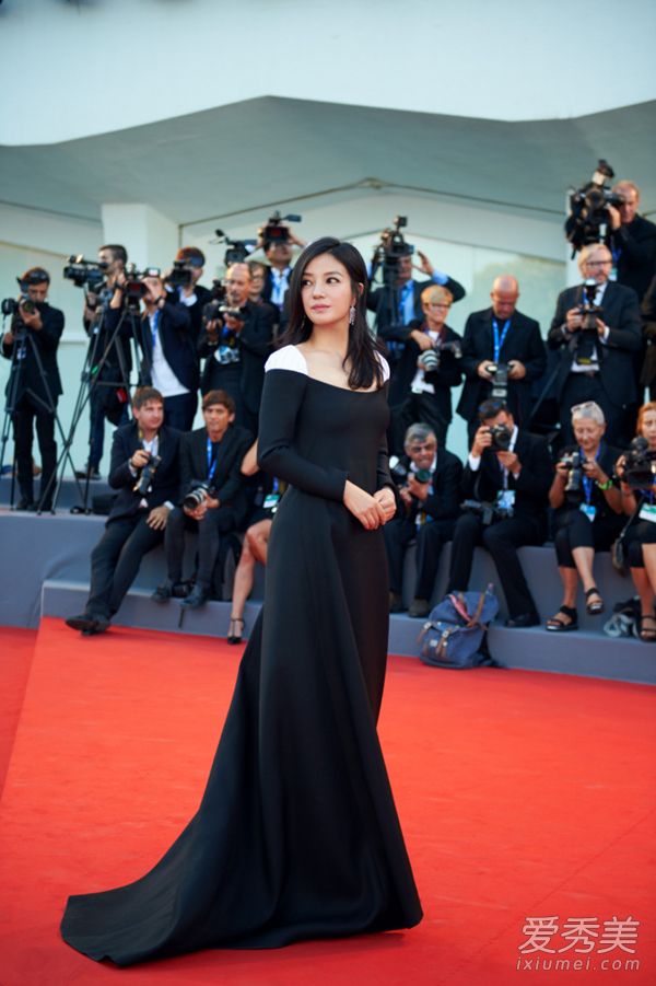 第73屆威尼斯電影節開幕 趙薇張雨綺妝容PK 紅毯妝容