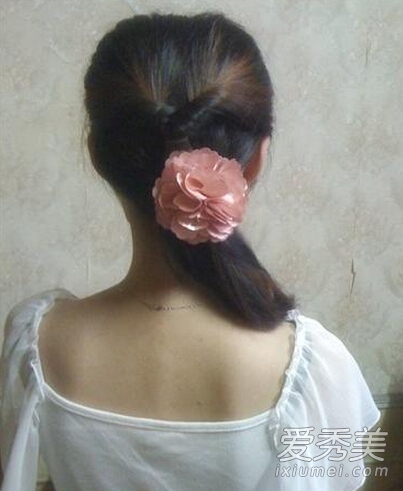 淑女必学中长发扎法 花朵发饰点亮春季