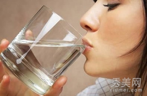 女子每日3升水减龄10岁 怎么喝水才健康？