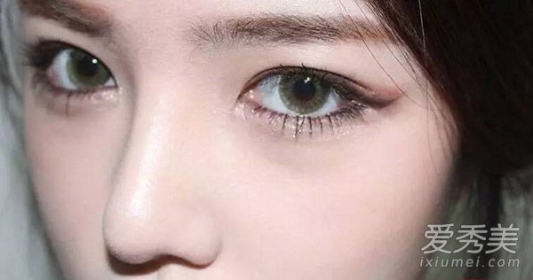 戴美瞳怎麼化妝 一雙美麗的大眼睛就靠它們 美瞳與妝容搭配
