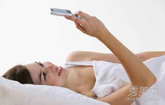 美容禁忌：睡前玩手机小心变丑