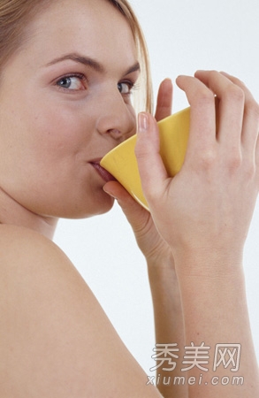 最简易美容方法 女人喝对水是护肤关键