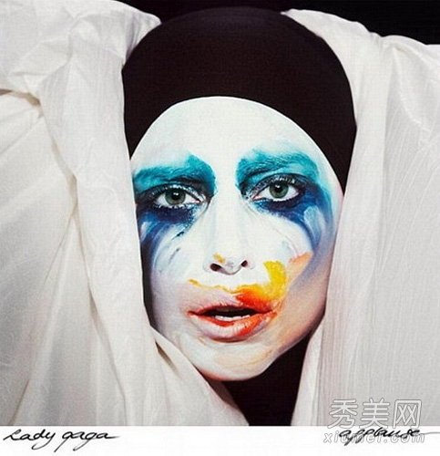 Lady Gaga“涂鸦妆”湿发造型似鬼魅