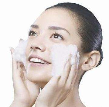 怎样正确洗脸保养皮肤 4个洗脸恶习等于毁容
