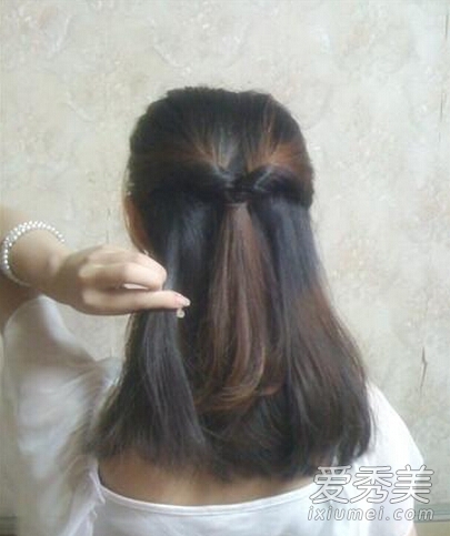淑女必学中长发扎法 花朵发饰点亮春季