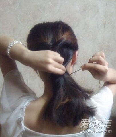 淑女必学中长发扎法 花朵发饰点亮春季