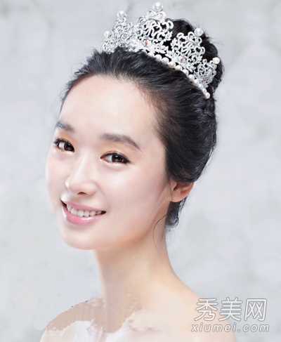 丸子头盘发 最简洁漂亮的韩式新娘发型