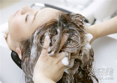 白醋洗头的正确方法 白醋洗头能使白发变黑发吗