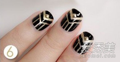 自制黑色+金色炫酷拼接美甲（图）