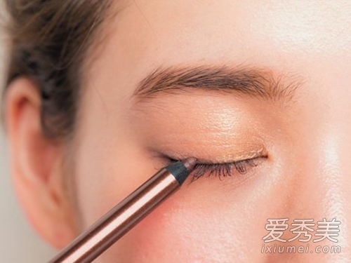 最IN“眼下腮红”让他怦然心动