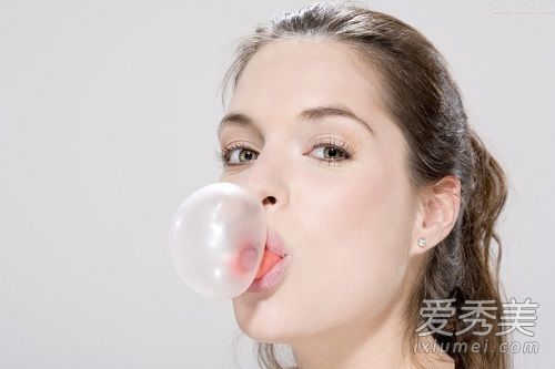 嚼口香糖可以瘦脸吗?嚼口香糖的好处和坏处