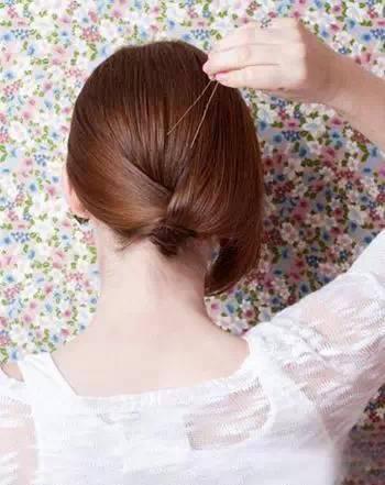 长发及腰折磨谁？3种盘发方法解放你的美背 简单盘发方法