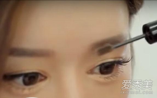 韩国当红模特朴韶拉 亲身示范韩式“秋妆”